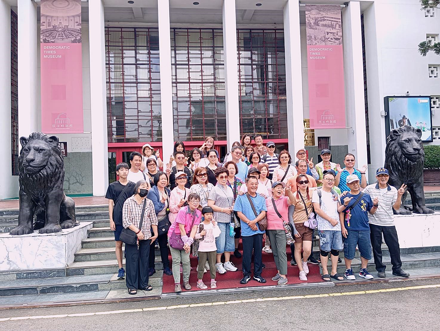 民主時刻館前合照