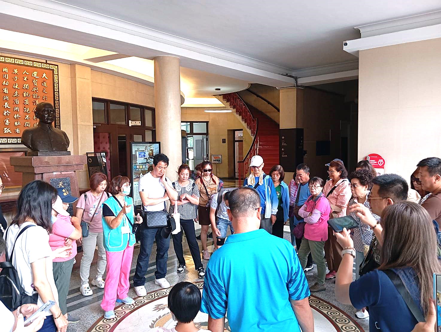 解說大廳地板龍紋圖飾