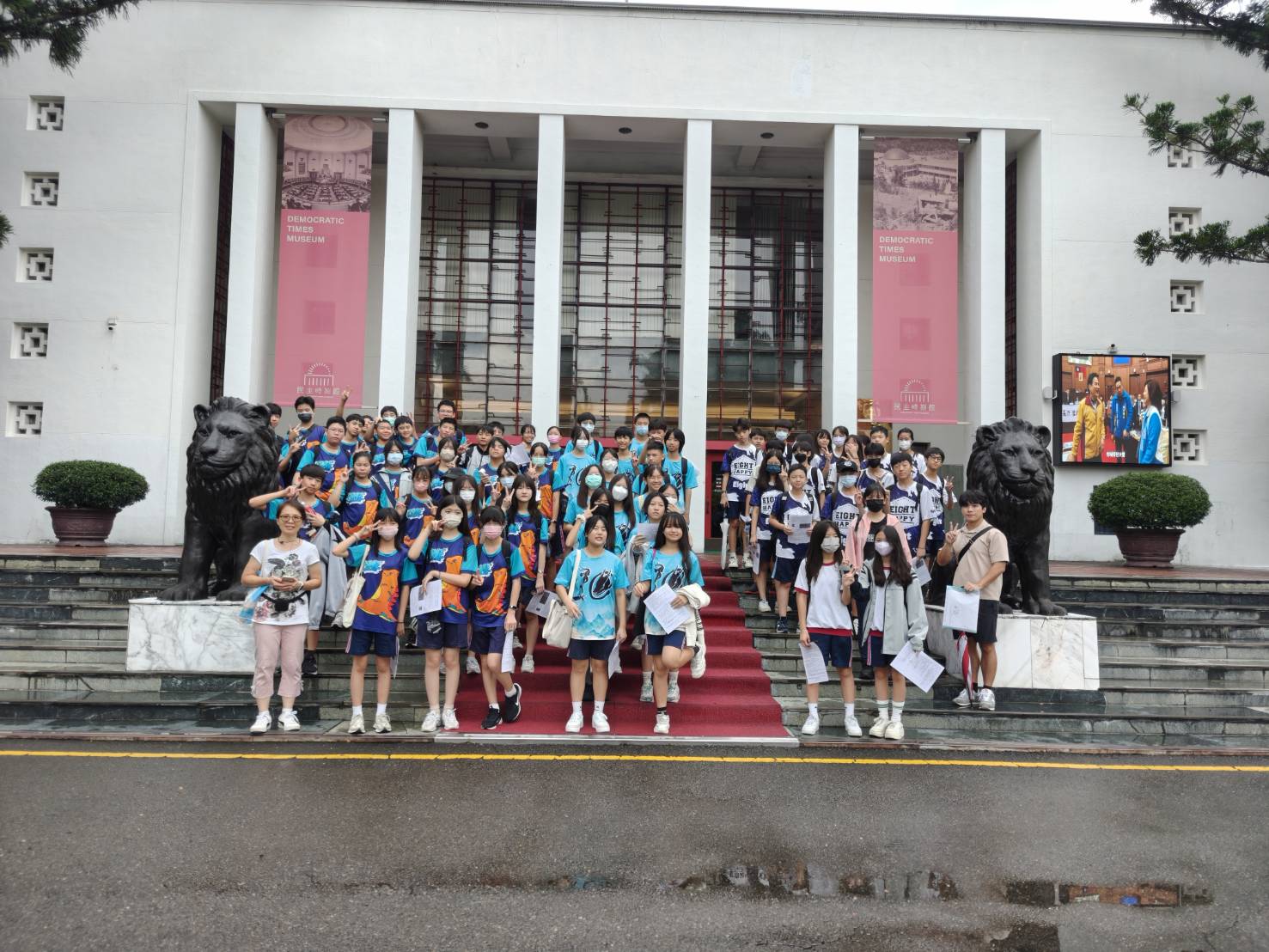 民主時刻館前合照
