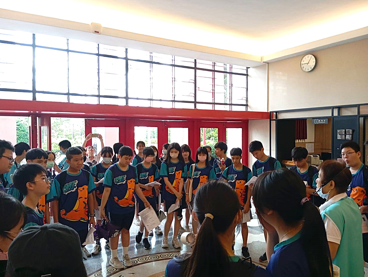 解說議事堂前地板龍紋圖飾