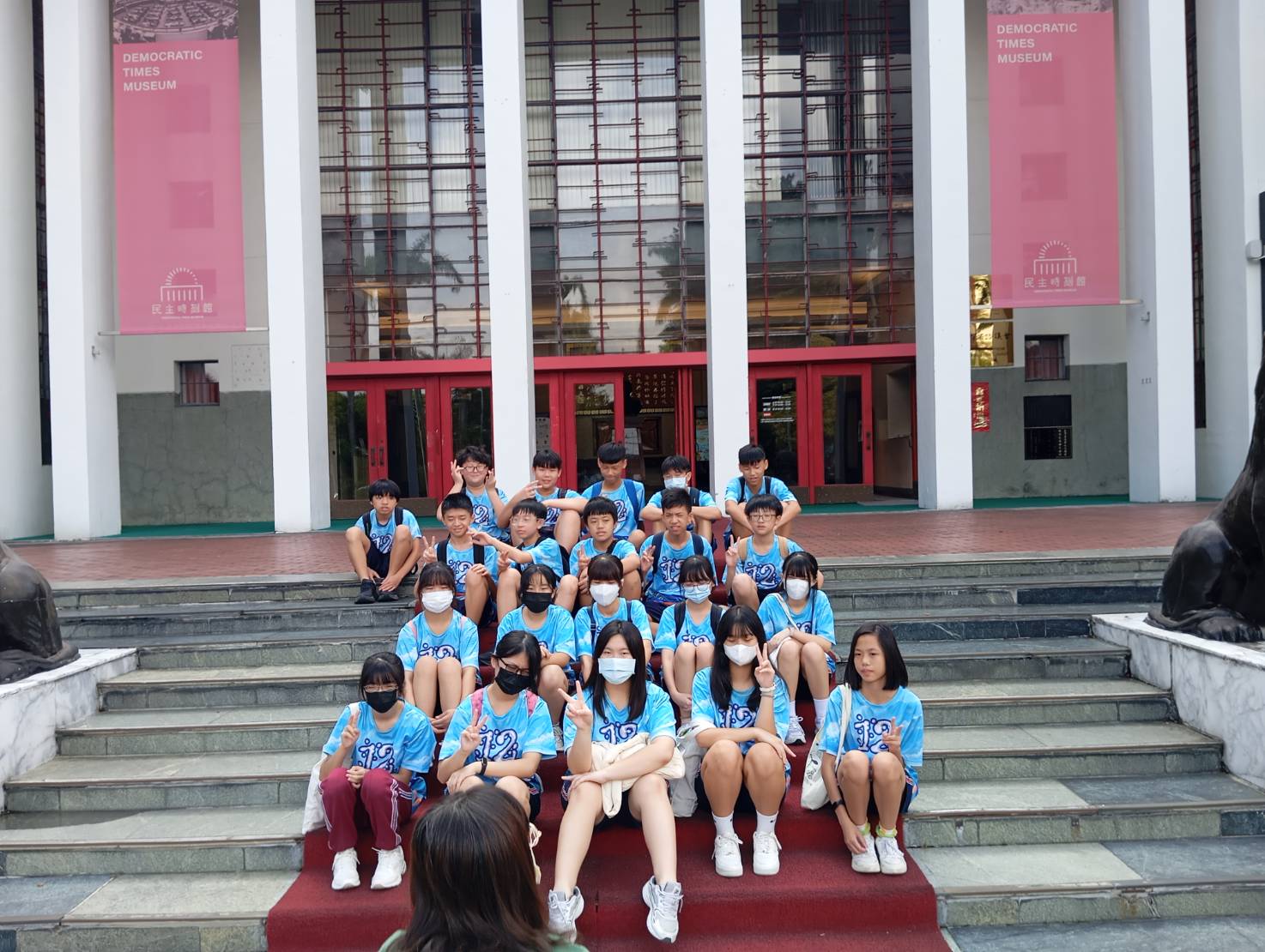 民主時刻館前合照