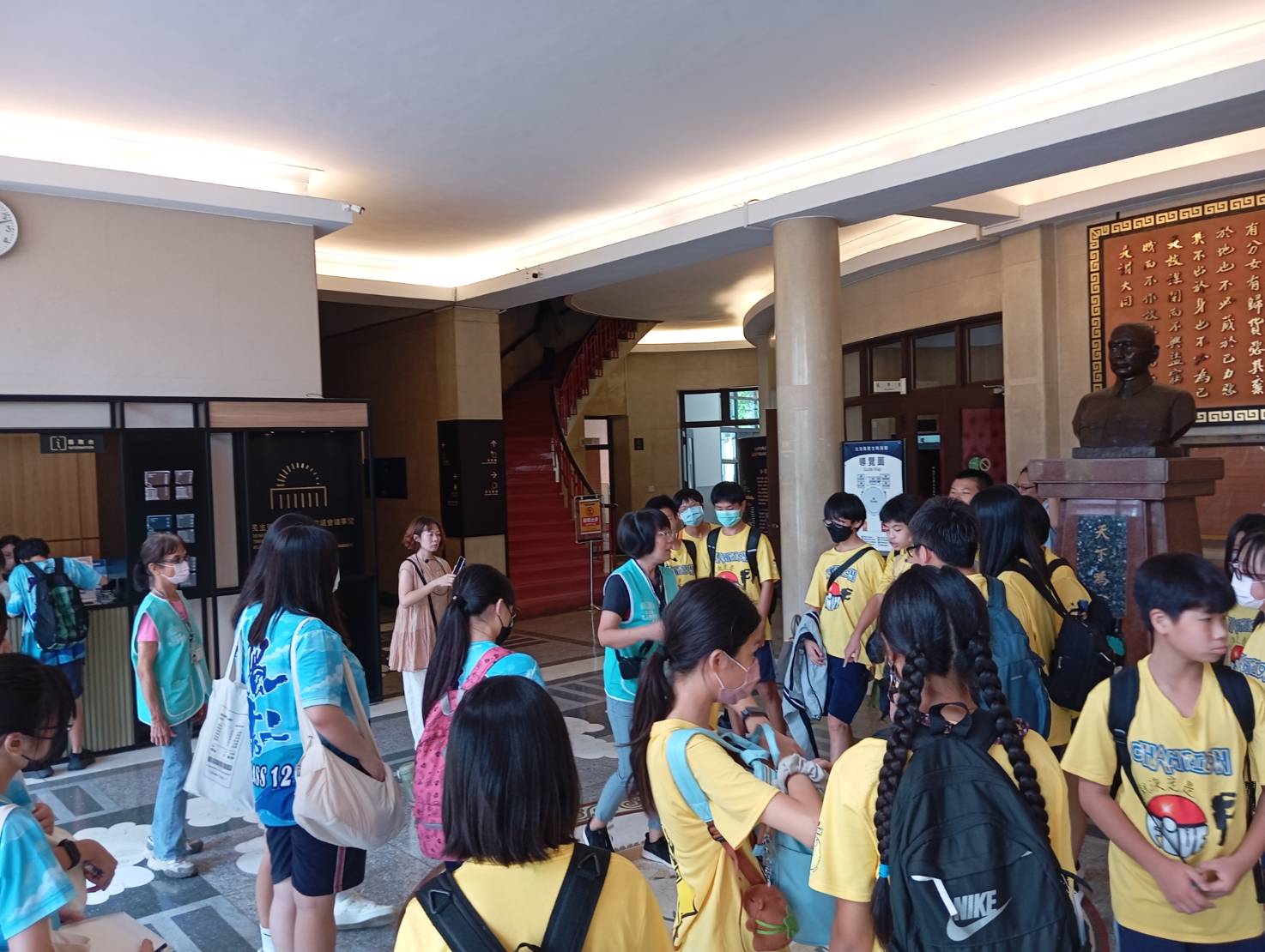 解說議事堂前龍紋圖飾