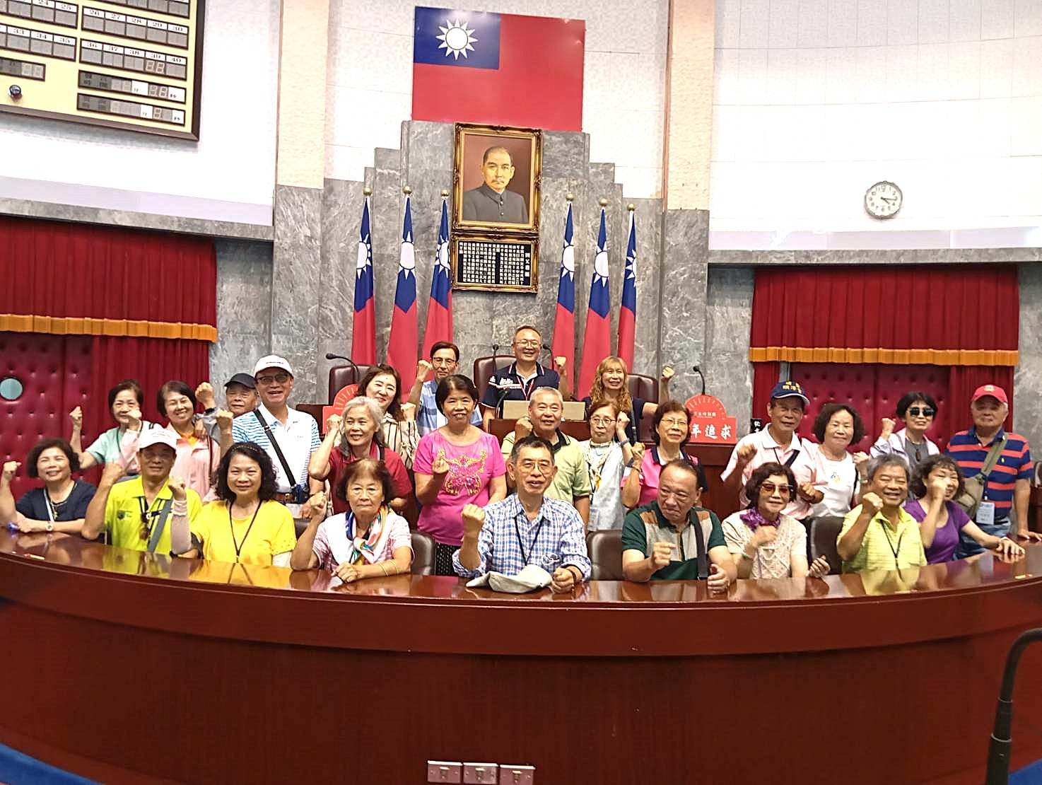 議事堂主席台前合照