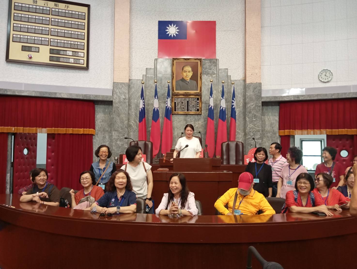 議事堂主席台前合照