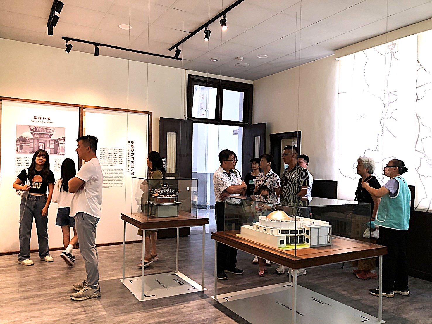 參觀民主之鄉展間之省議會模型等