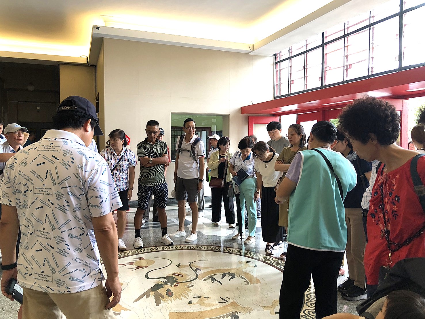 解說議事堂前大廳地板龍紋圖飾