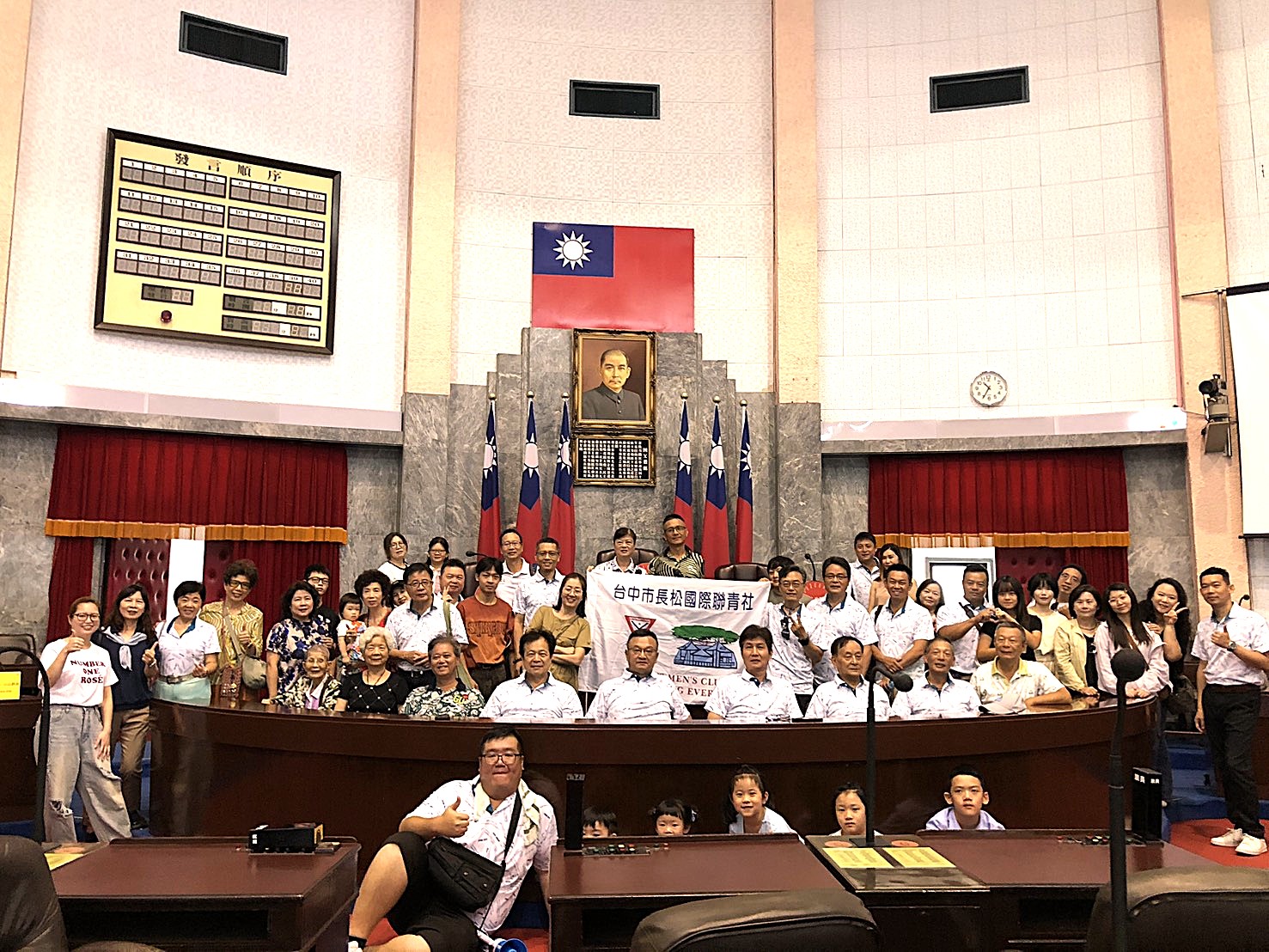 議事堂主席台前合照