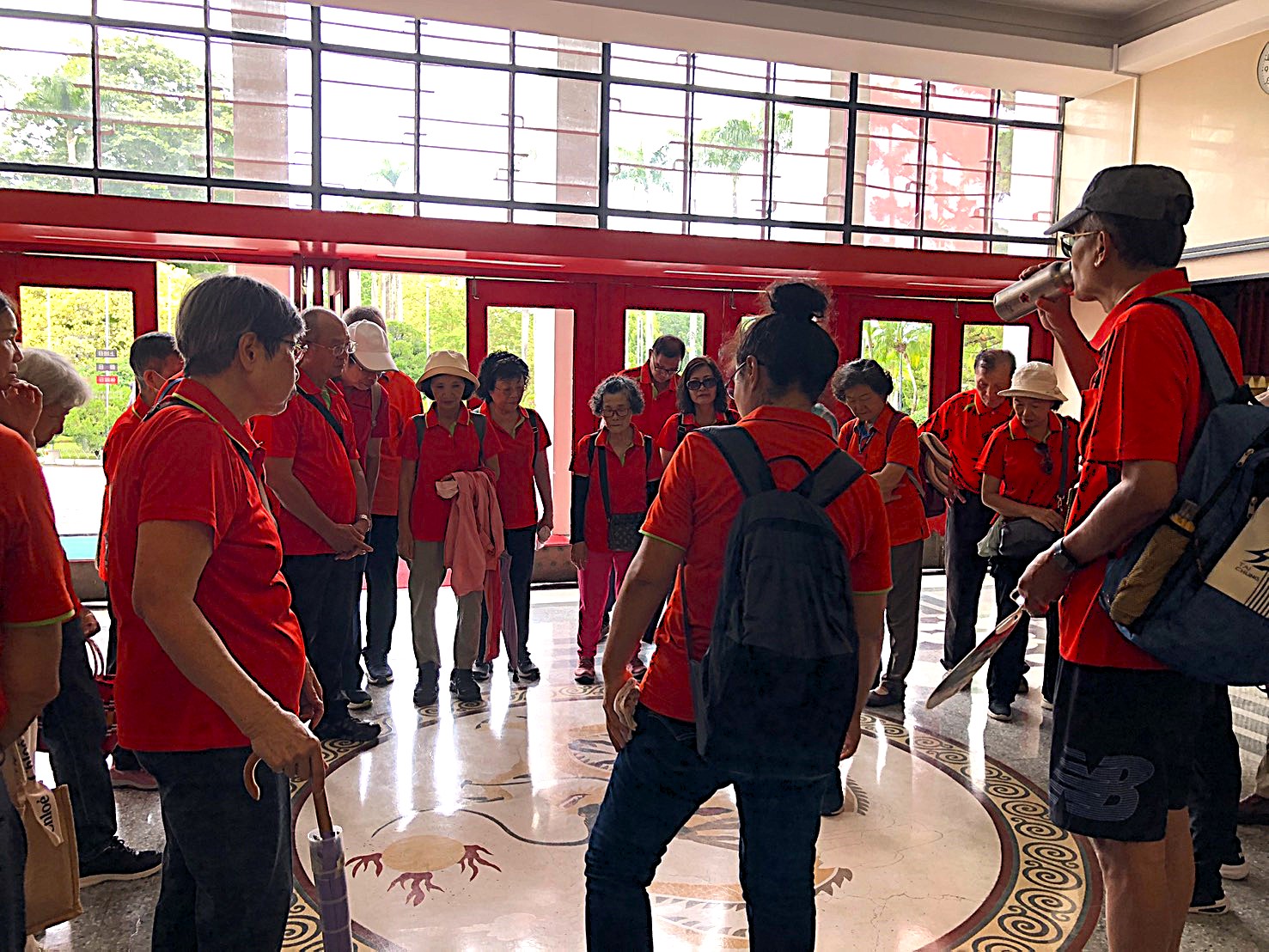 解說大廳地板龍紋圖飾