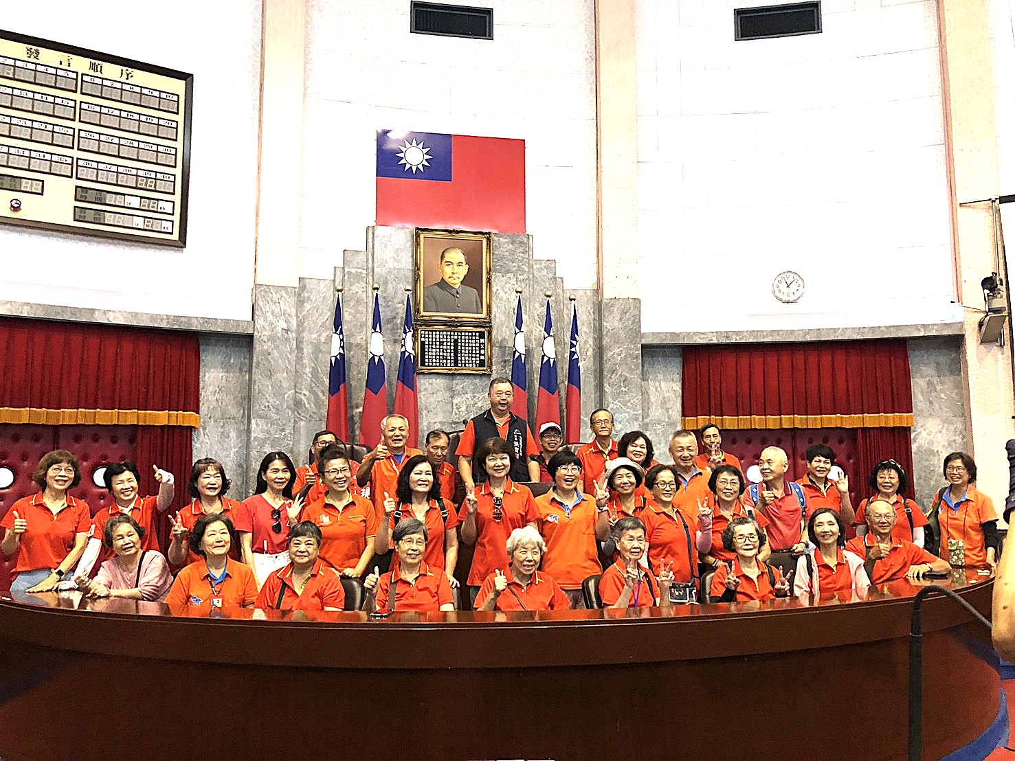 議事堂主席台前合照