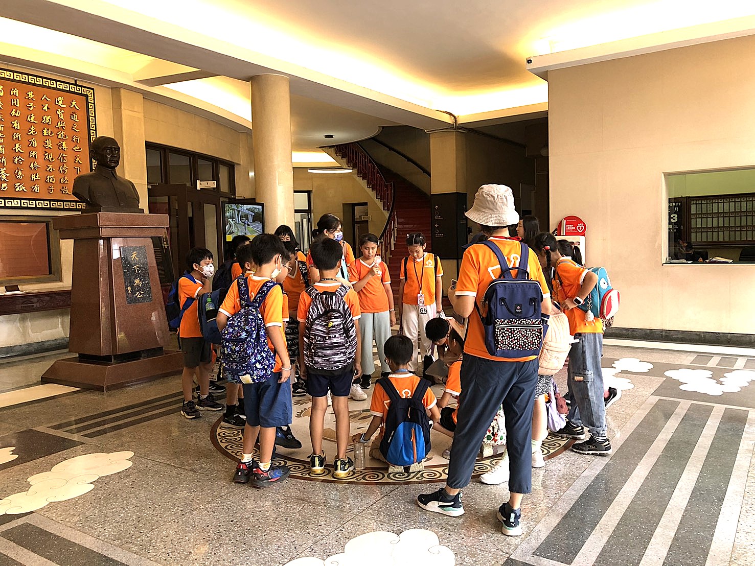 解說議事堂前大廳地板龍紋圖飾