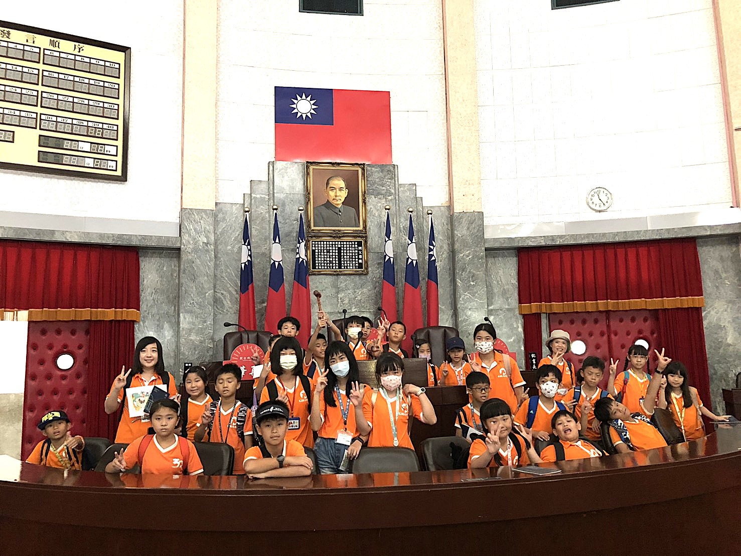 議事堂主席台前合照