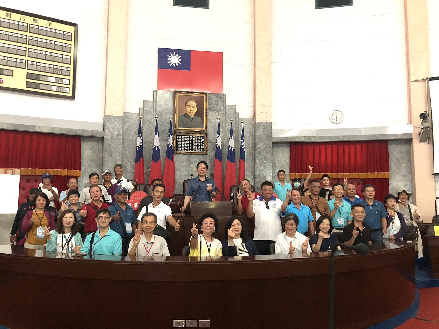 議事堂主席台前合照