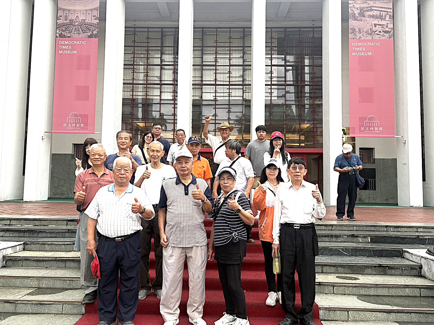 民主時刻館前合照