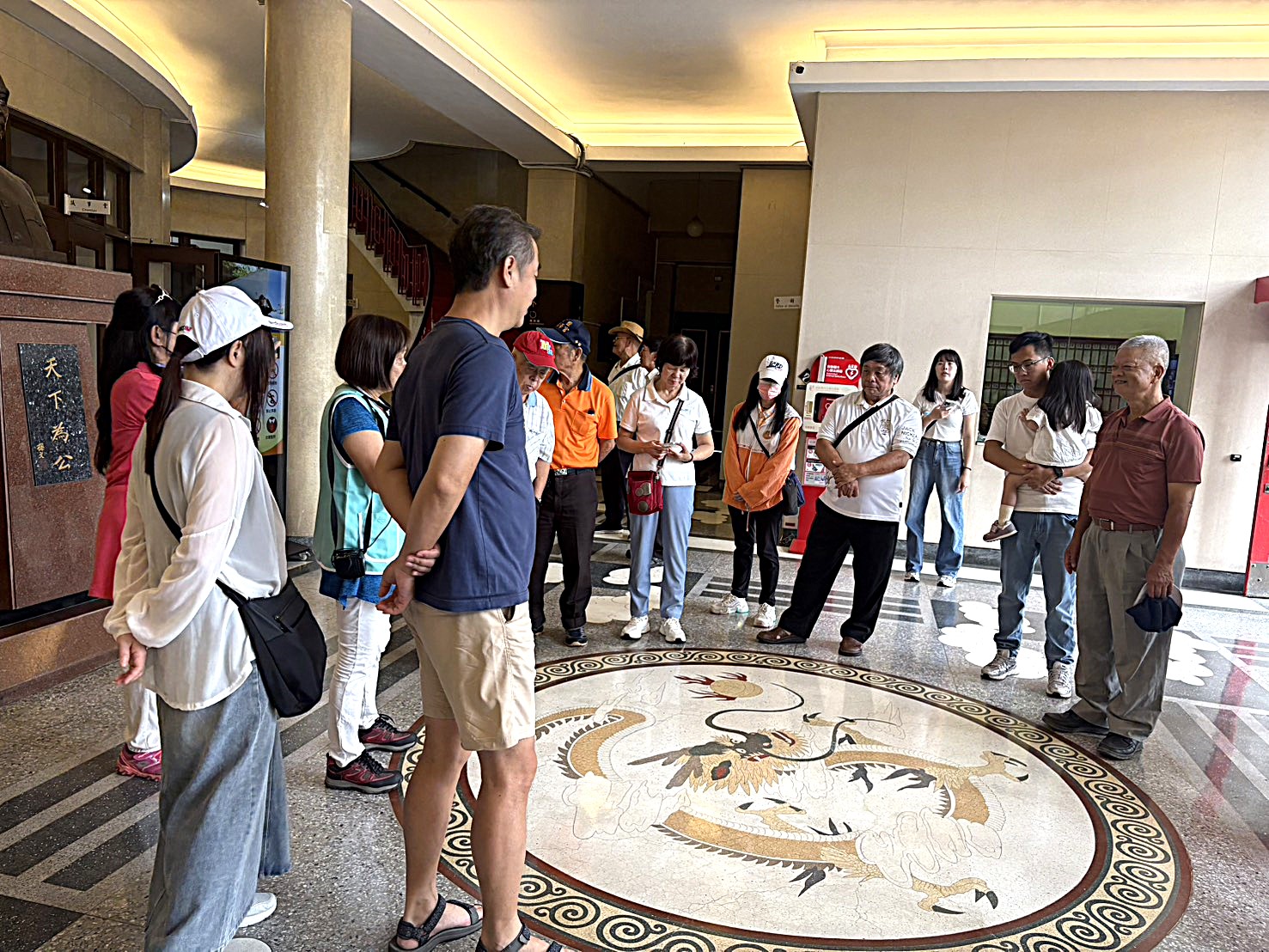 解說議事堂前地板龍紋圖飾