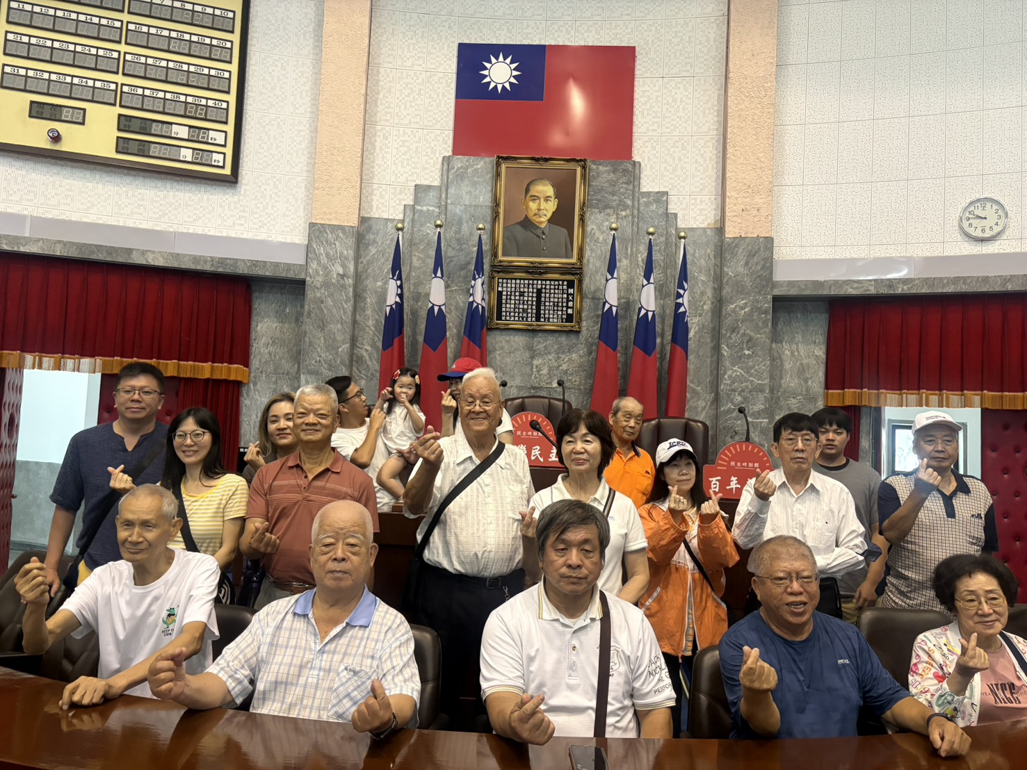 議事堂主席台前合照.