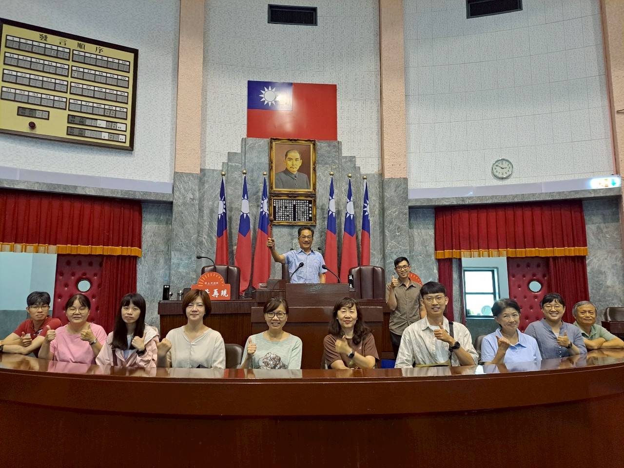 議事堂主席台前合照