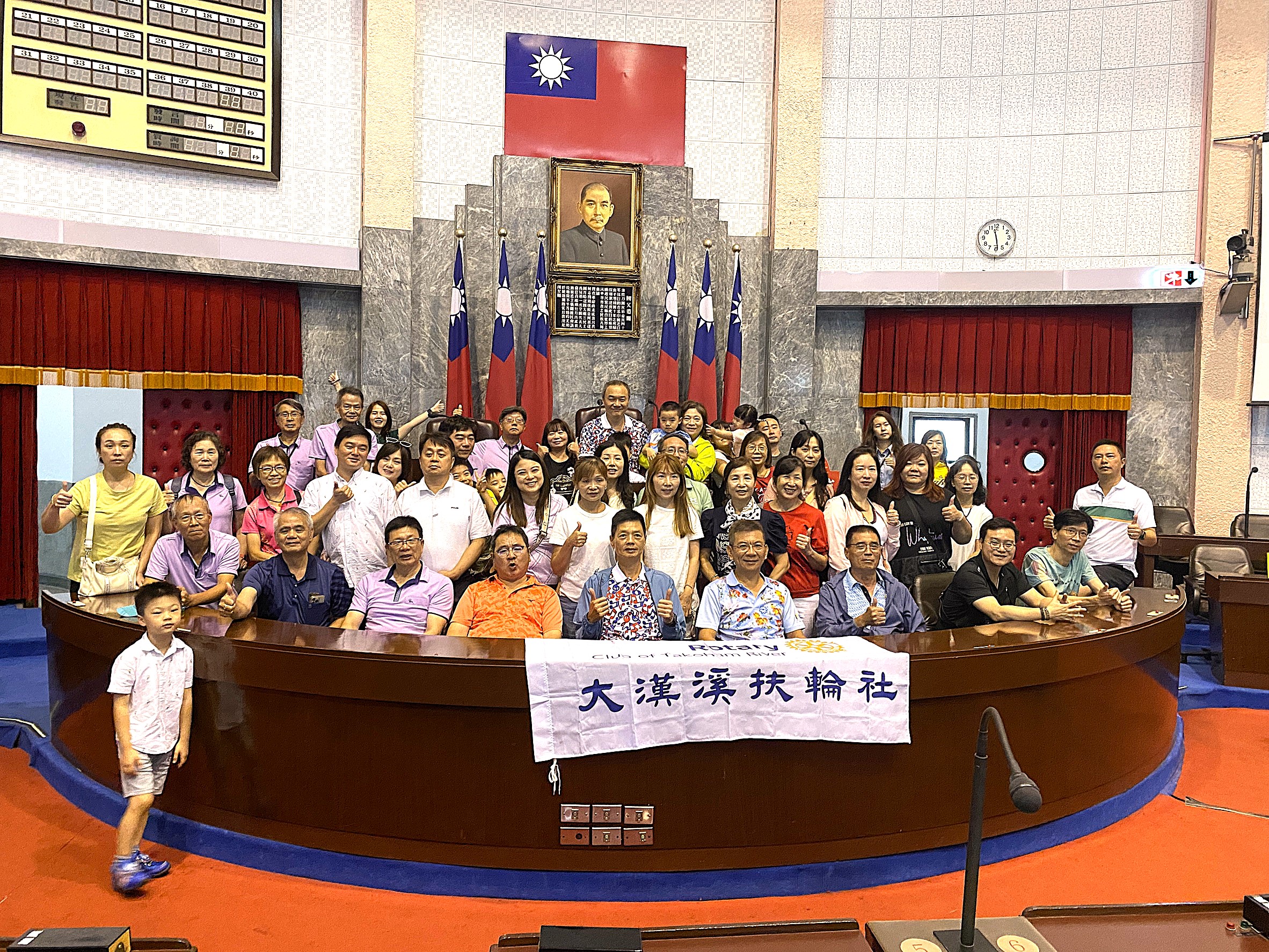 議事堂主席台前合照-1