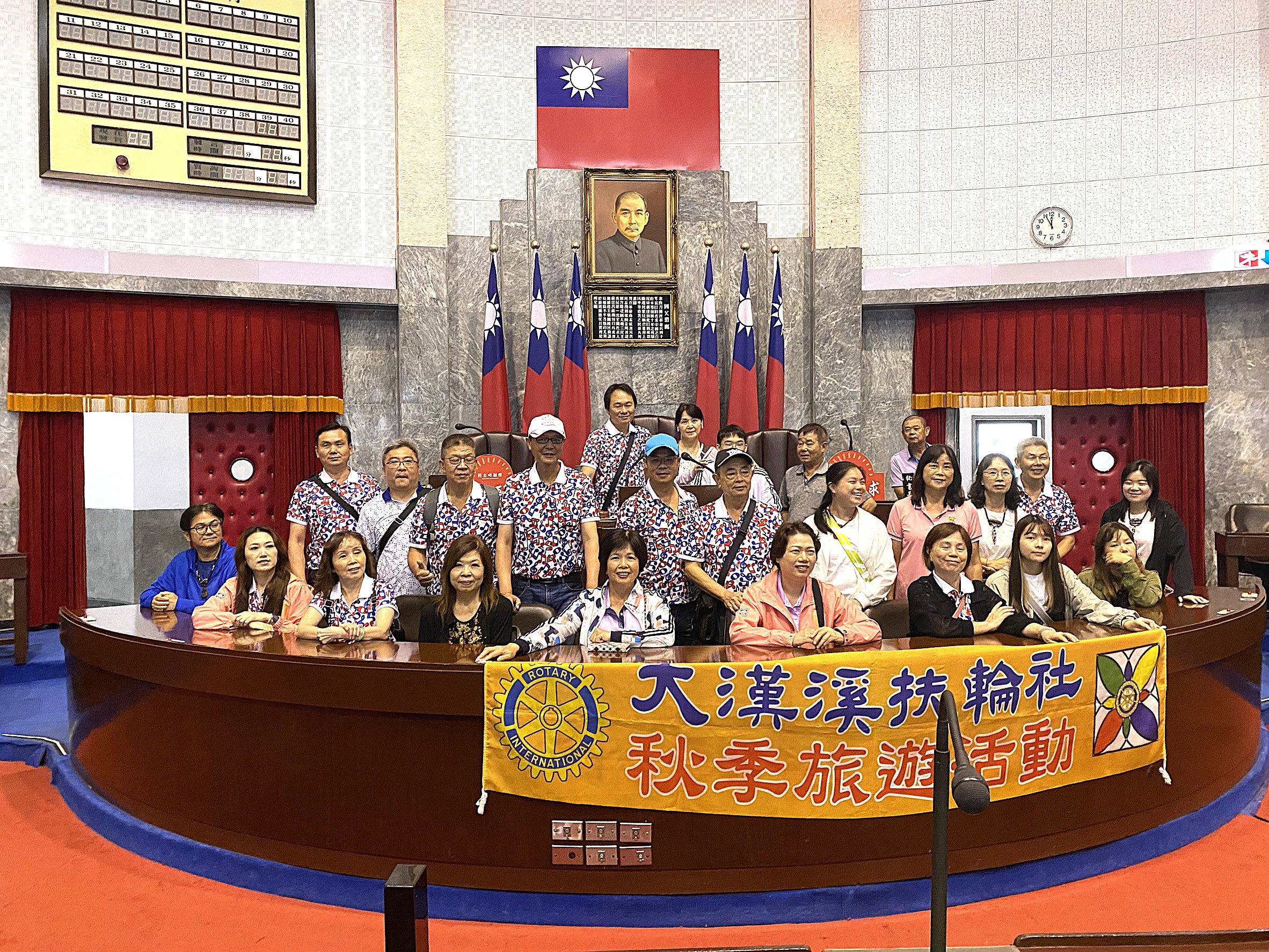 議事堂主席台前合照-2