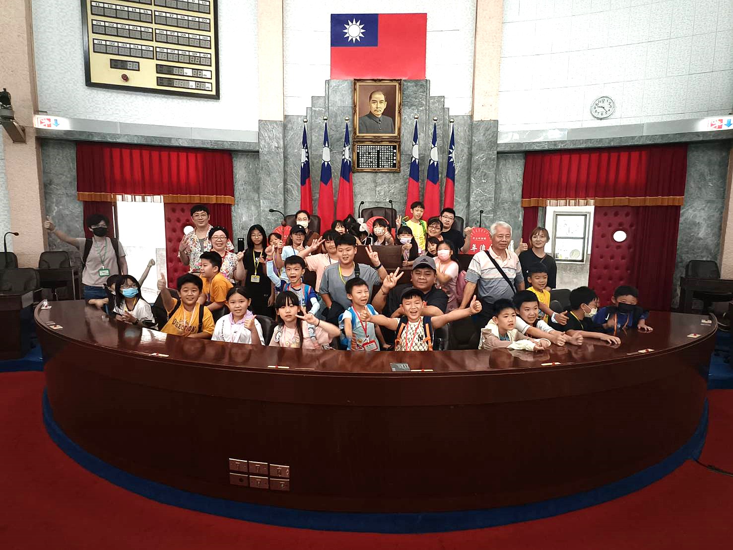 議事堂主席台前合影