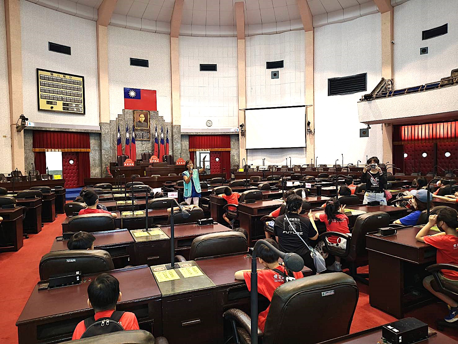 議事堂內解說歷史及古蹟