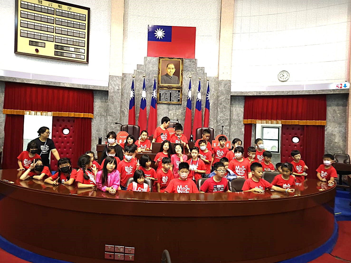 議事堂主席臺合影