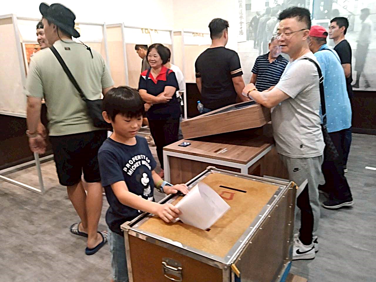 公民參與展間參觀及模擬選舉投票