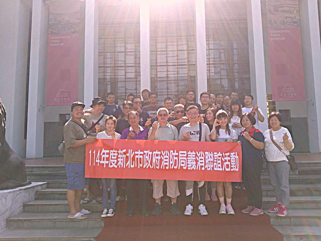 民主時刻館前合照