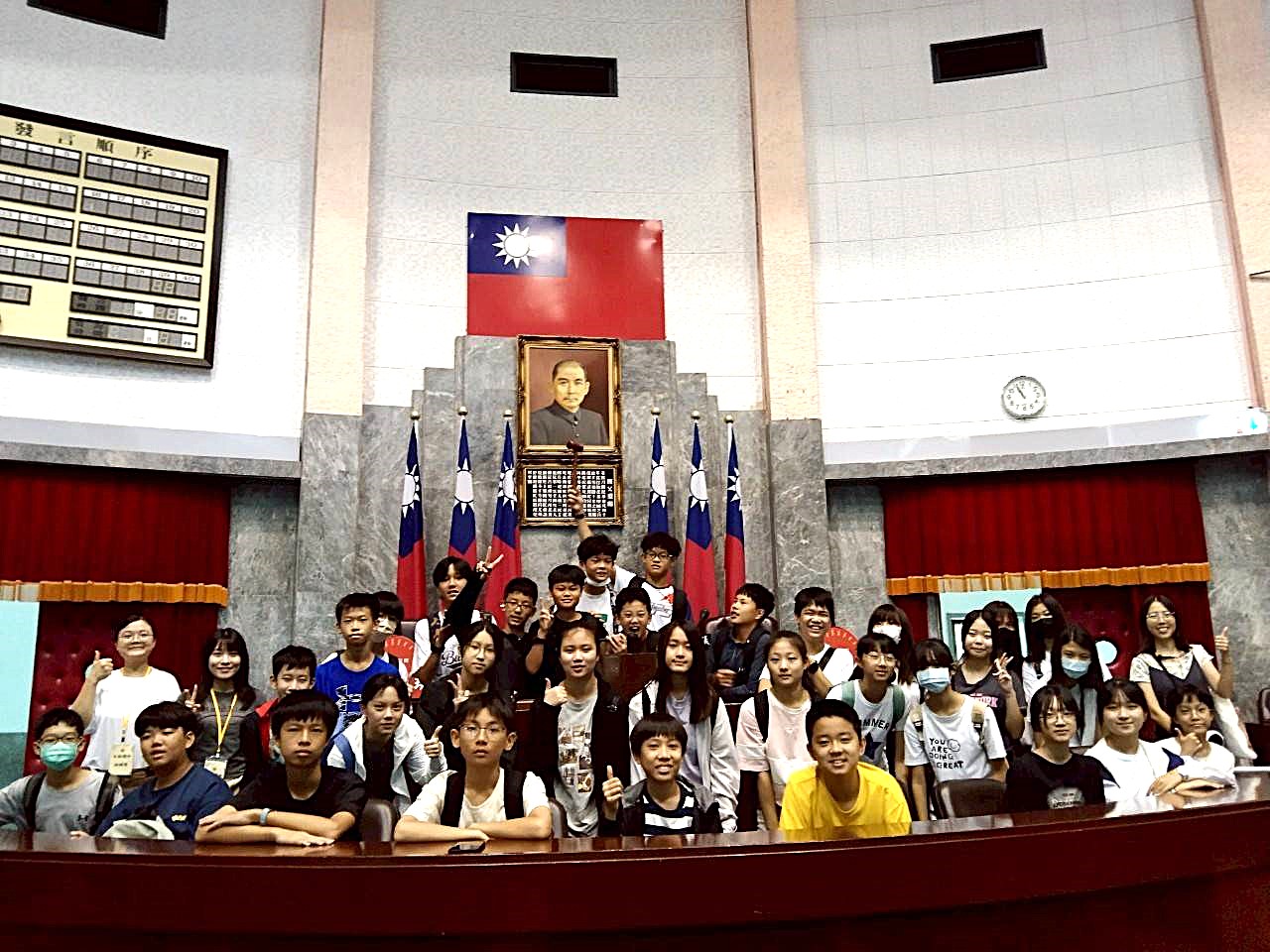 議事堂主席臺前合影