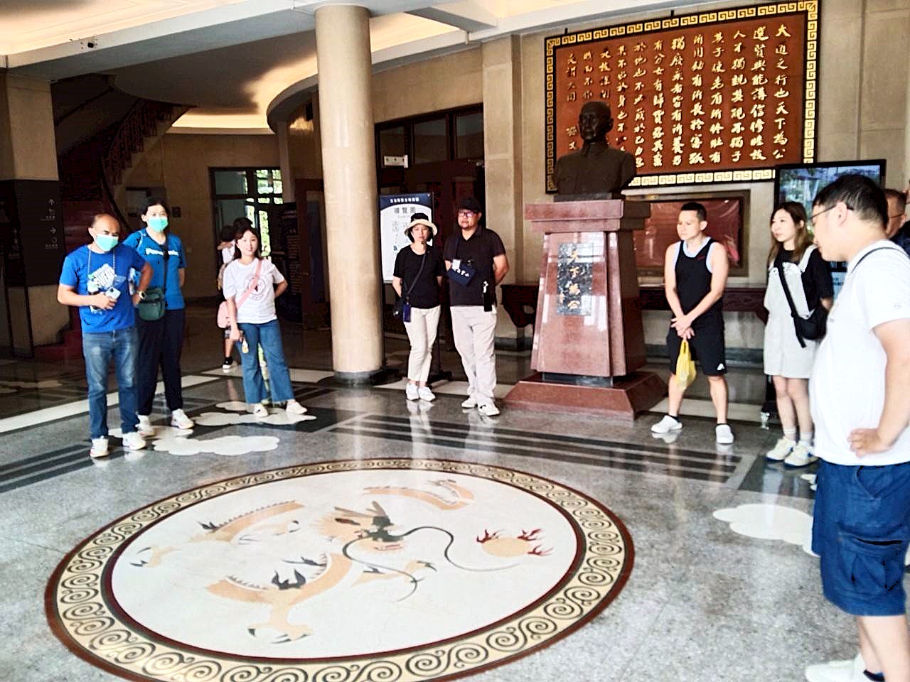欣賞大廳地板龍紋圖飾
