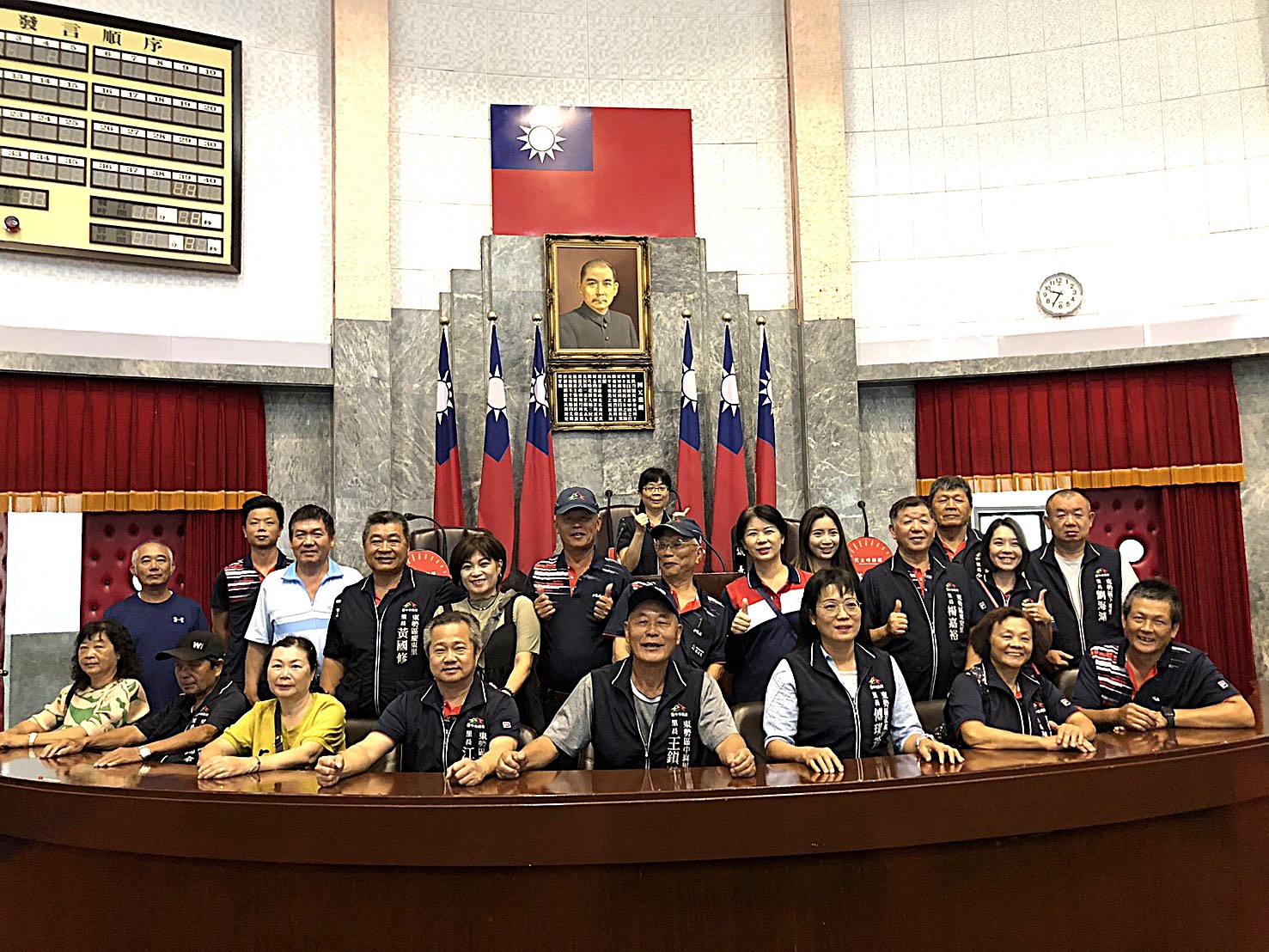 議事堂主席臺合影