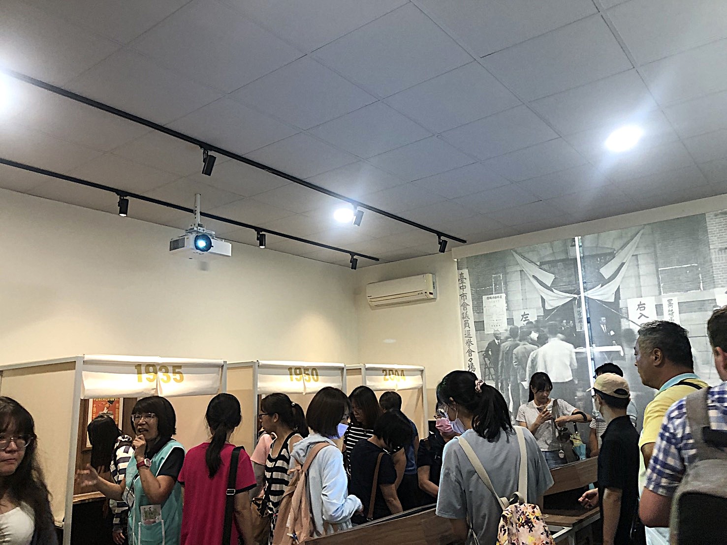 參觀公民參與展間投票及數位互動裝置
