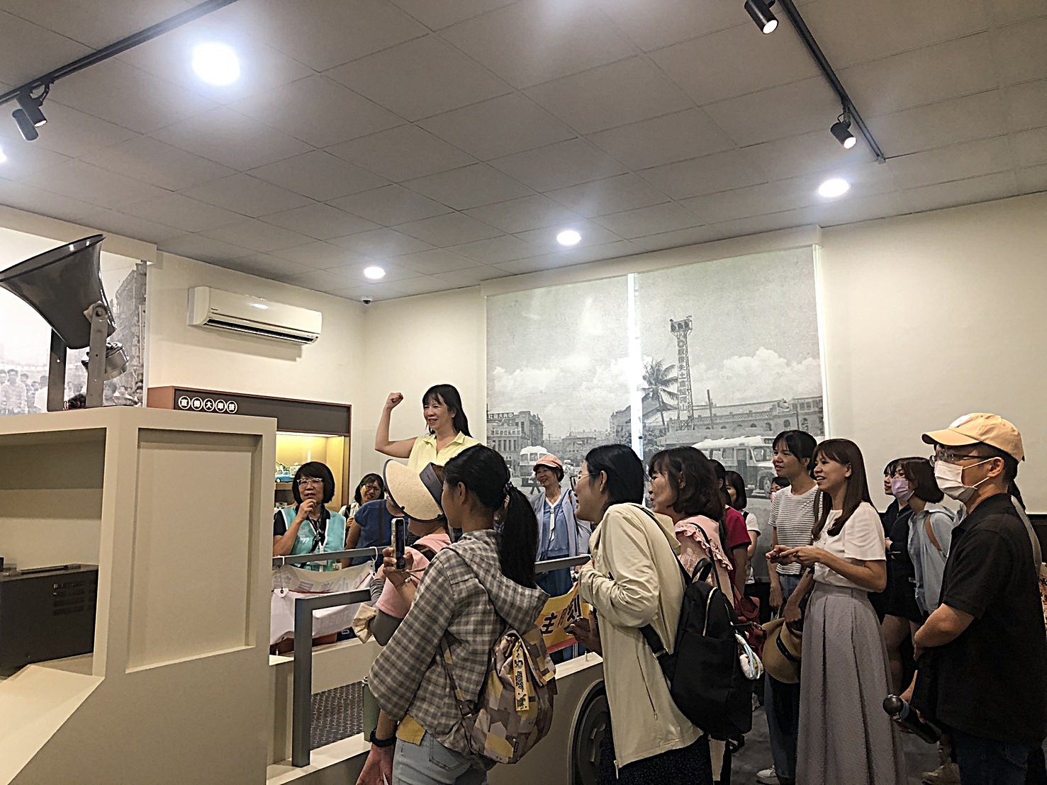 競選擂臺展間體驗選舉戰車 