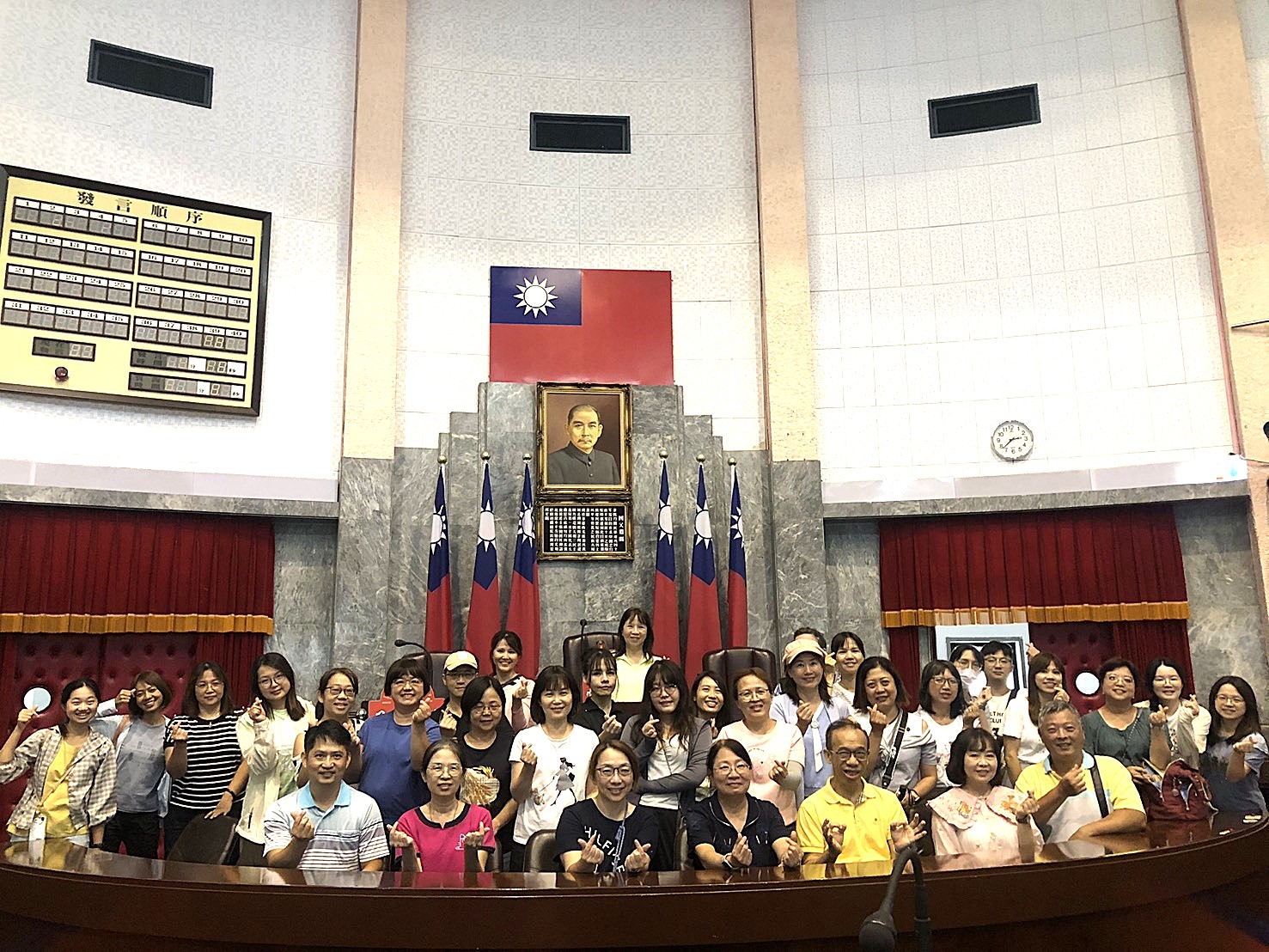 議事堂主席臺前合影