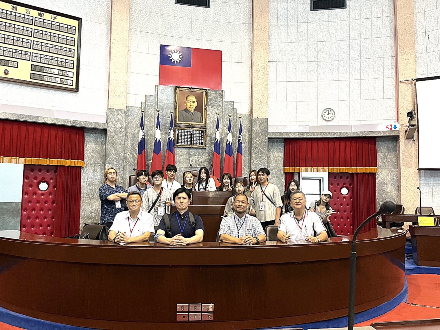 議事堂主席台前合影