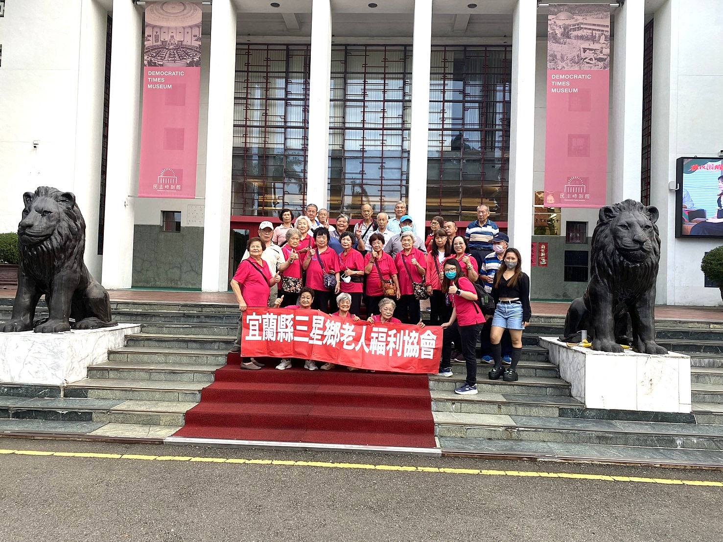 民主時刻館前合照