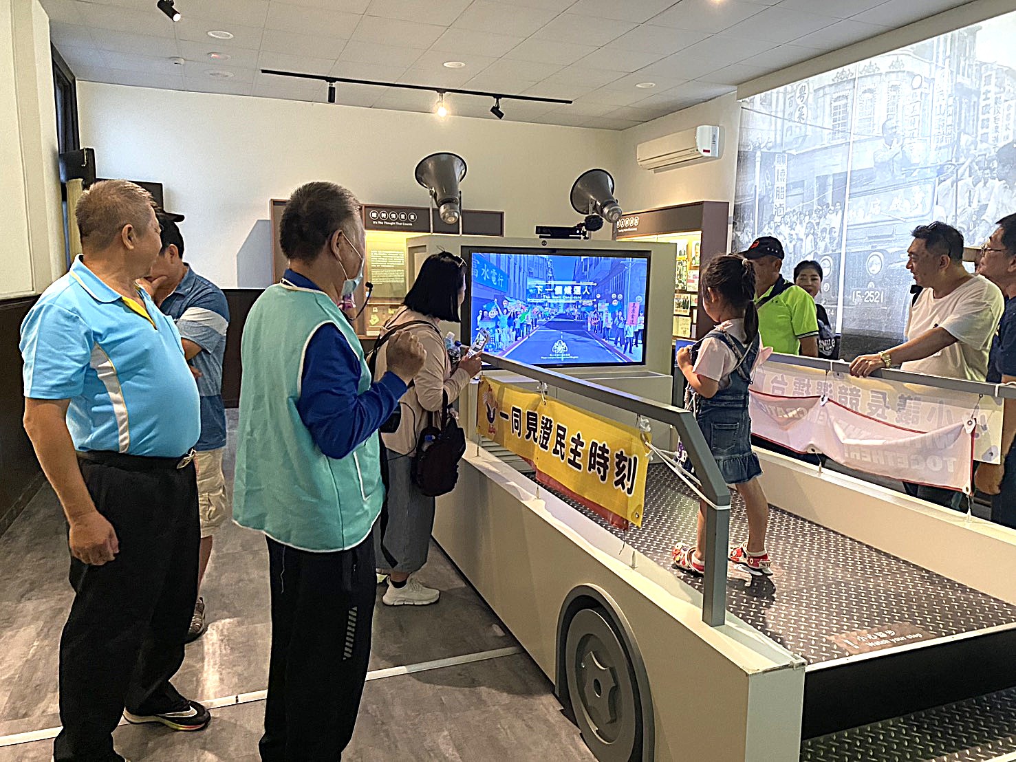 競選擂台展間體驗選舉戰車