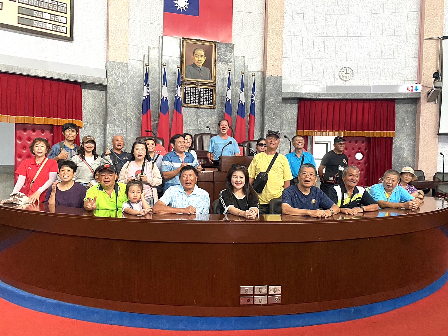 議事堂主席台前留影