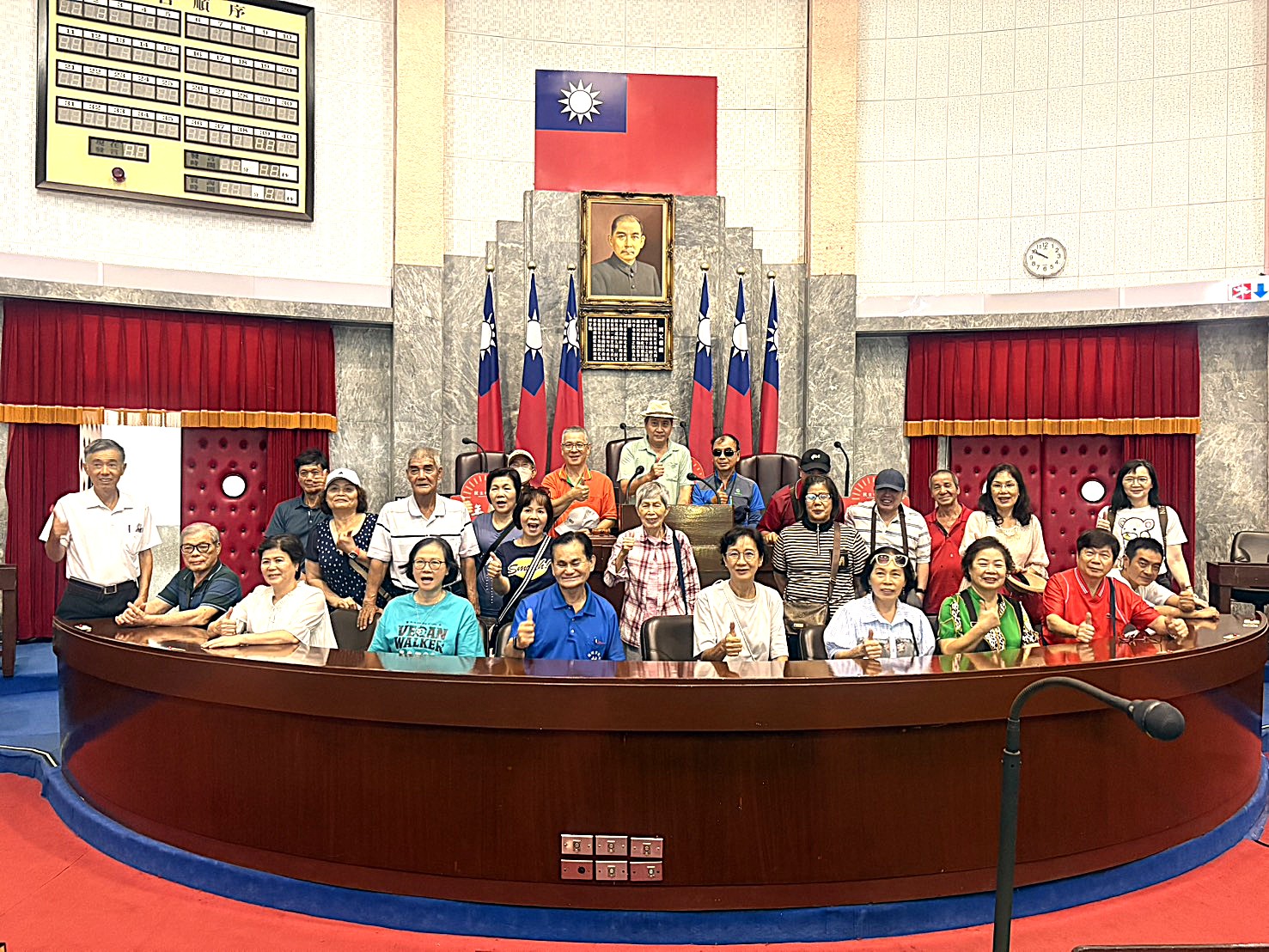 議事堂主席台前留影.