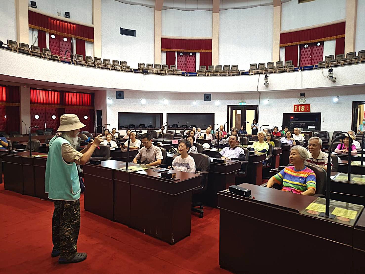 議事堂內聆聽歷史古蹟