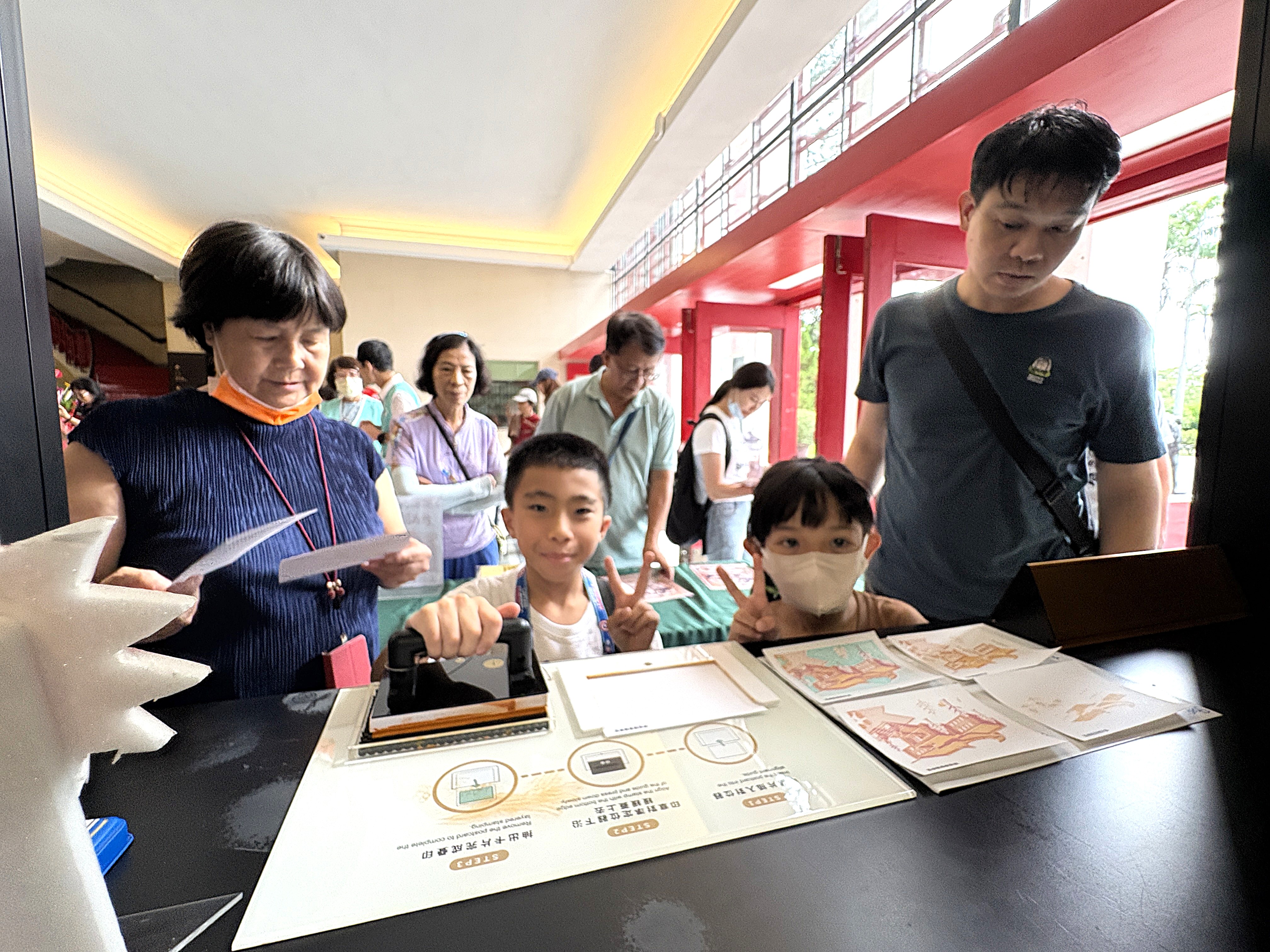 參觀大廳並體驗明信片疊印活動