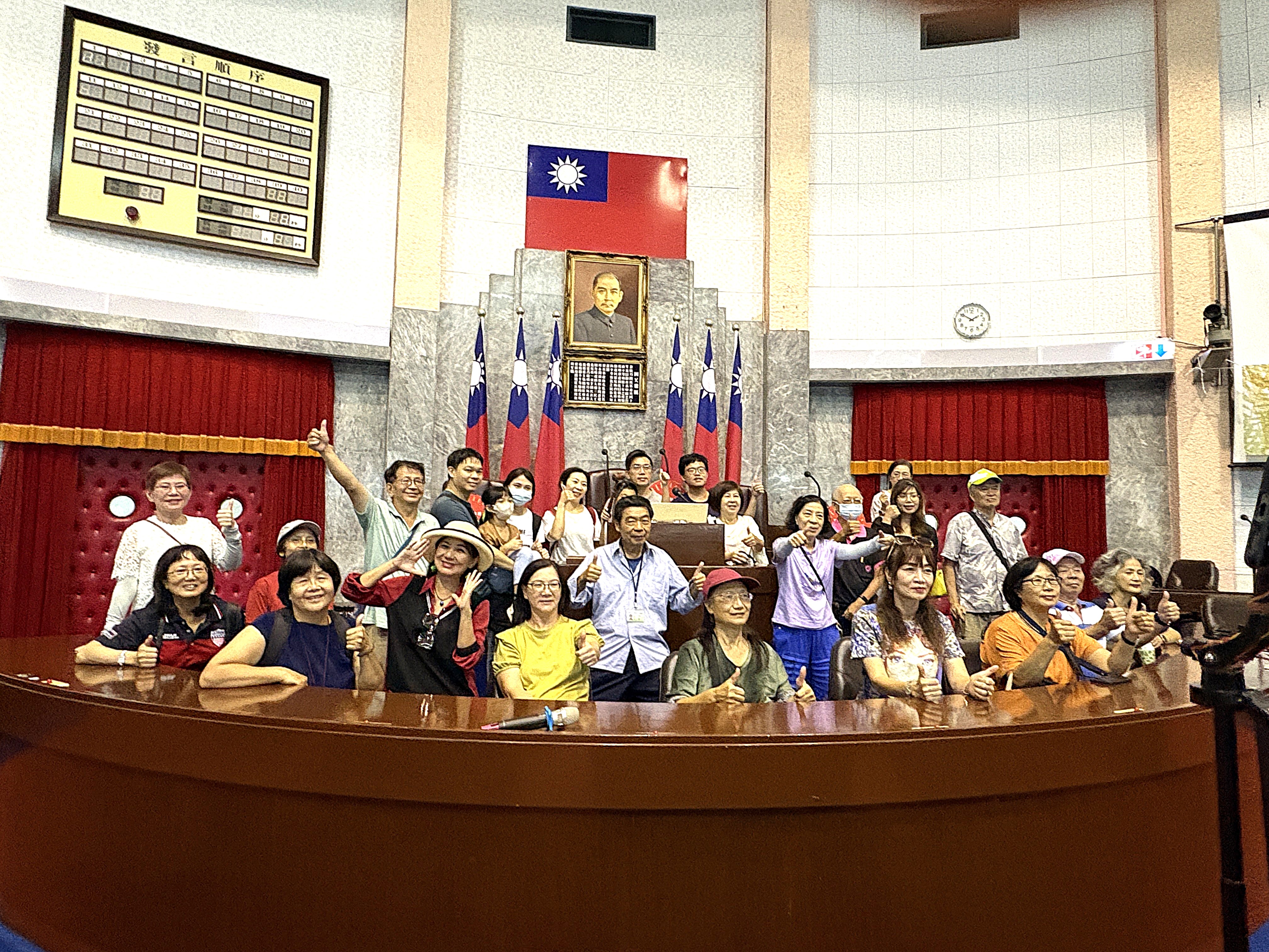 議事堂主席台前留影-1