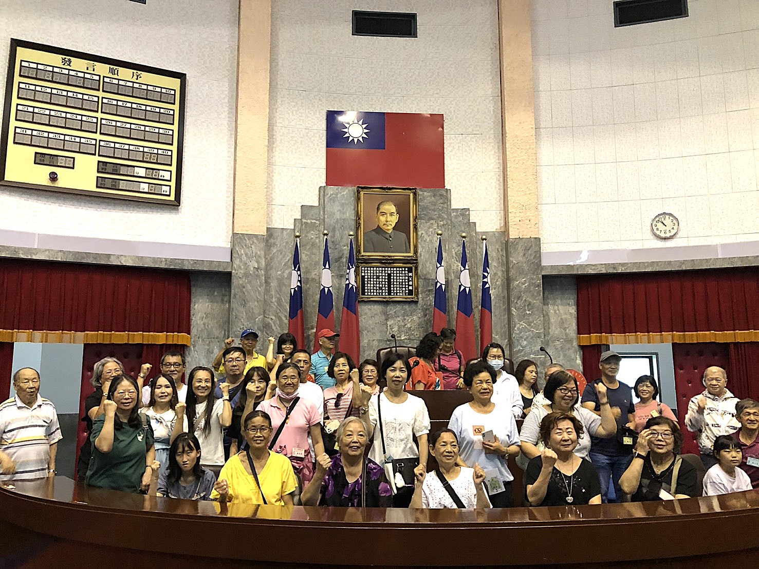 議事堂主席台前留影