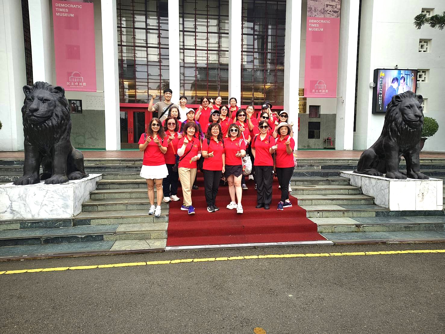 民主時刻館前合照