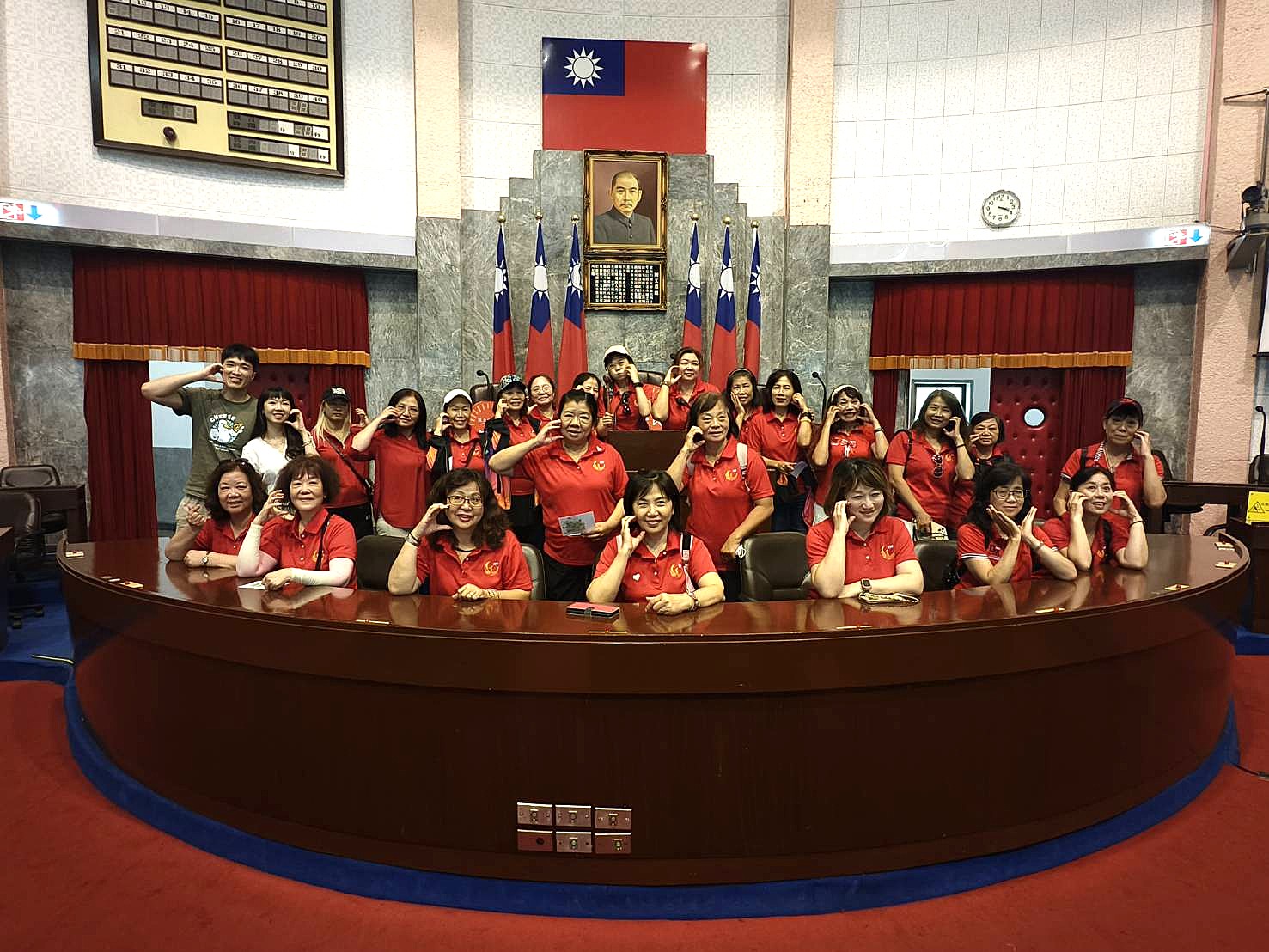 議事堂主席台前留影