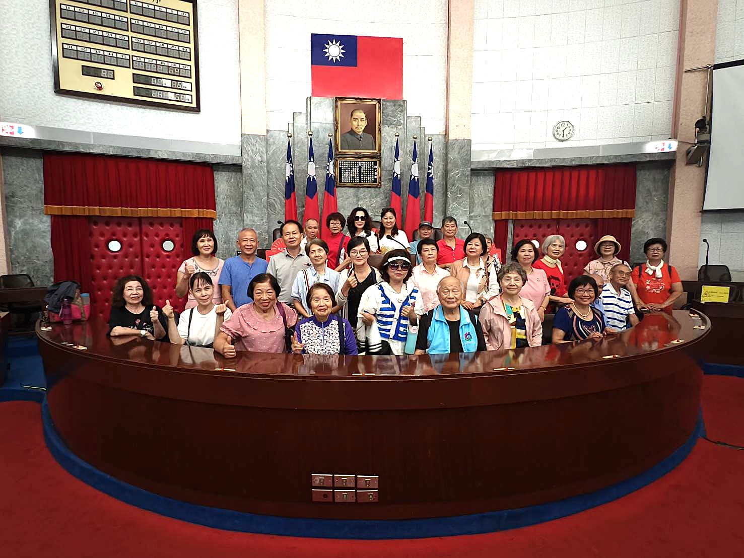 議事堂主席台前留影