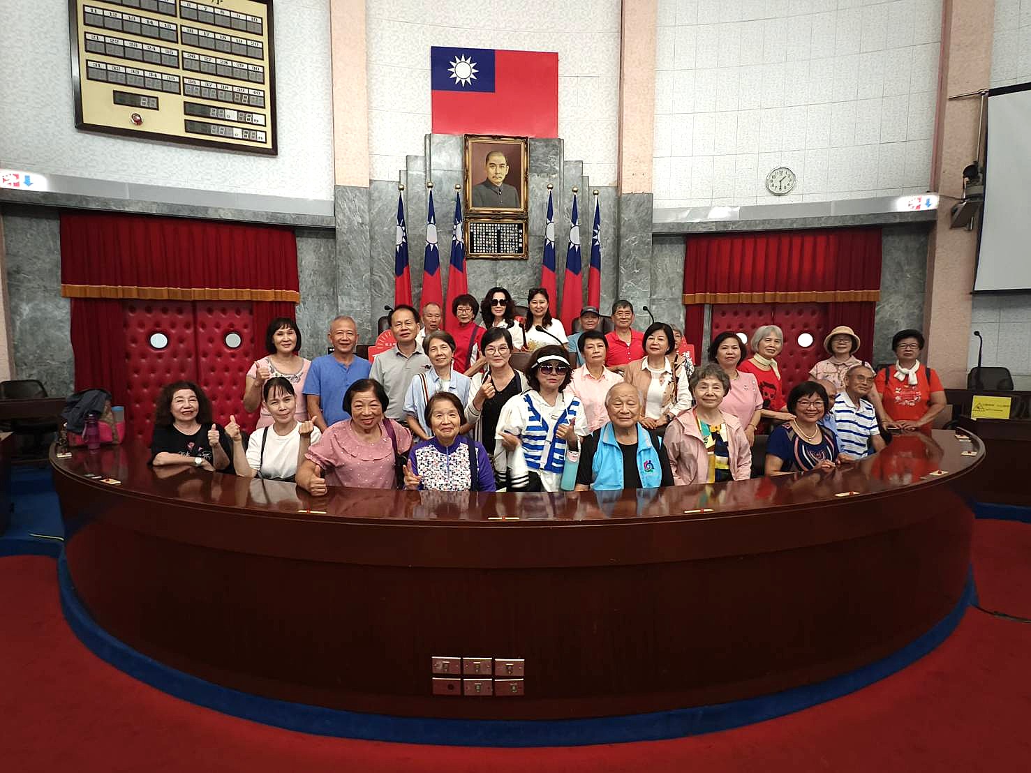 民主時刻館前合照