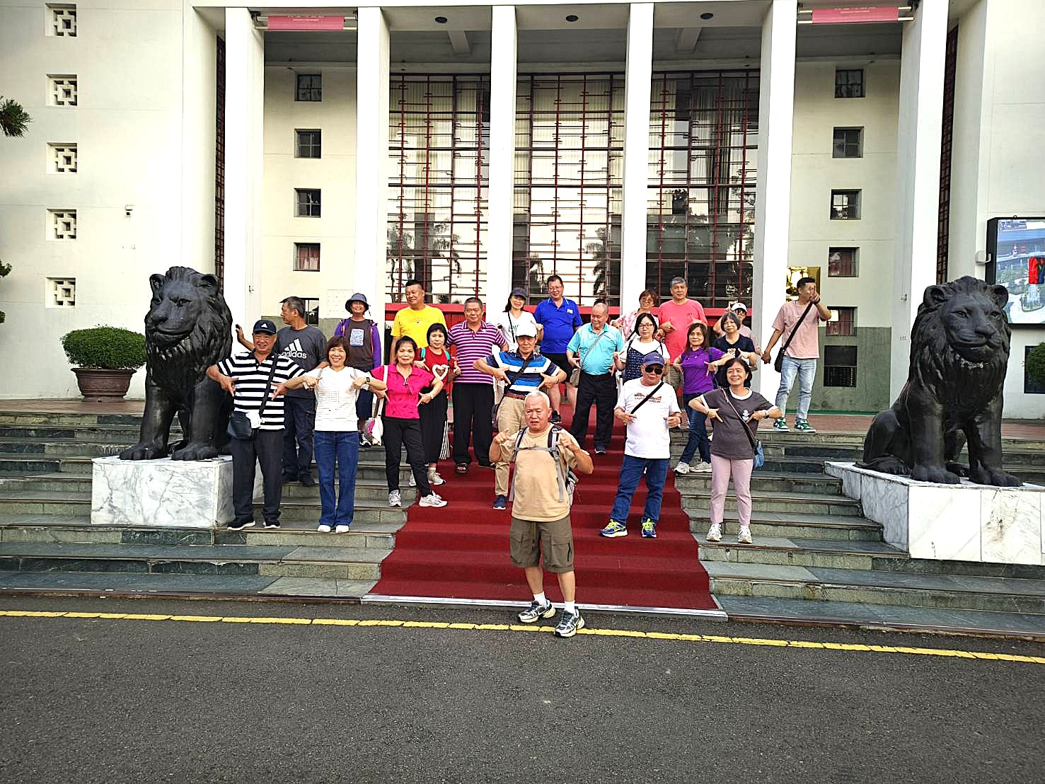 議事堂主席台前留影