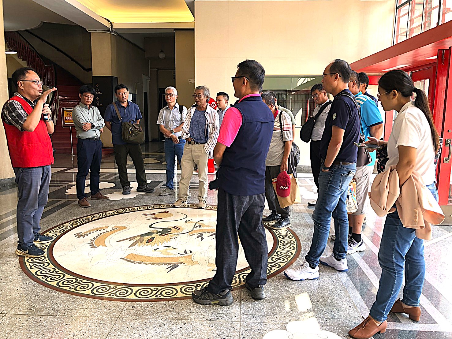 介紹大廳地板龍紋圖飾之設計