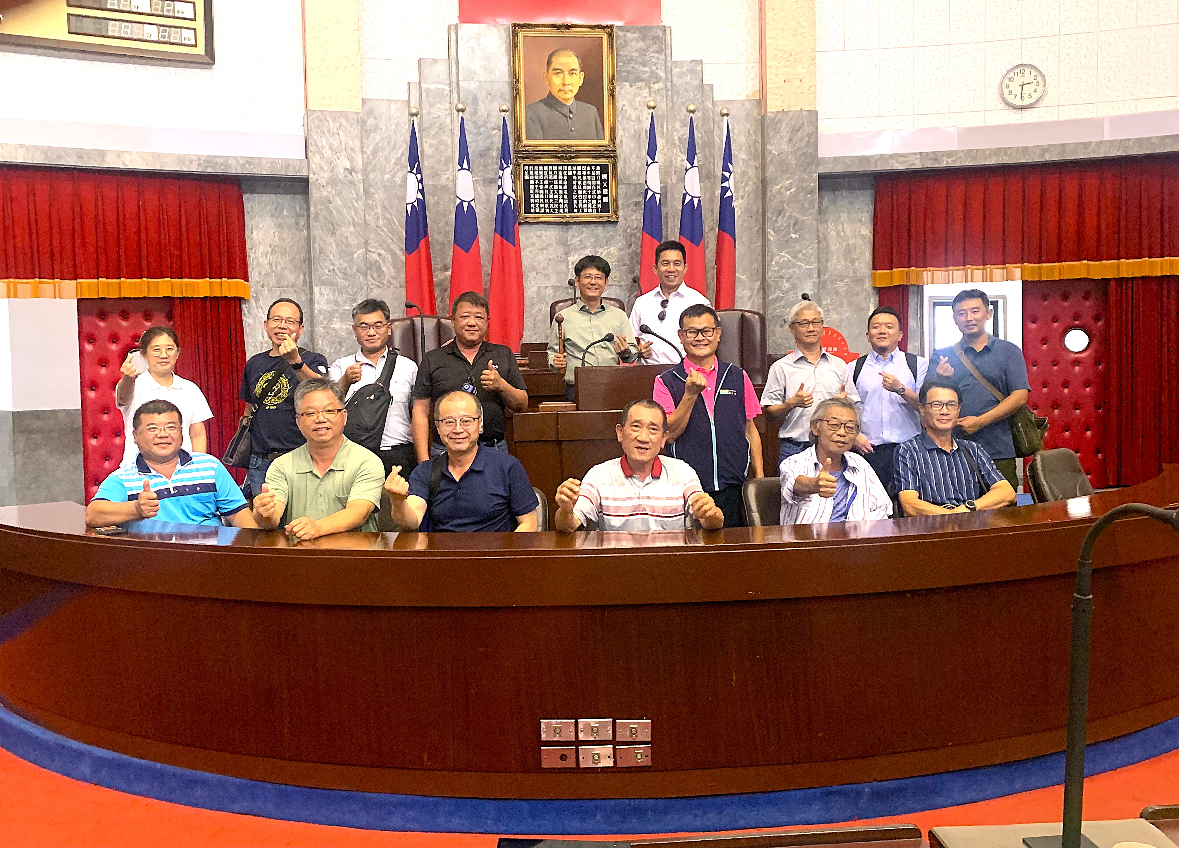 議事堂內主席台前合照