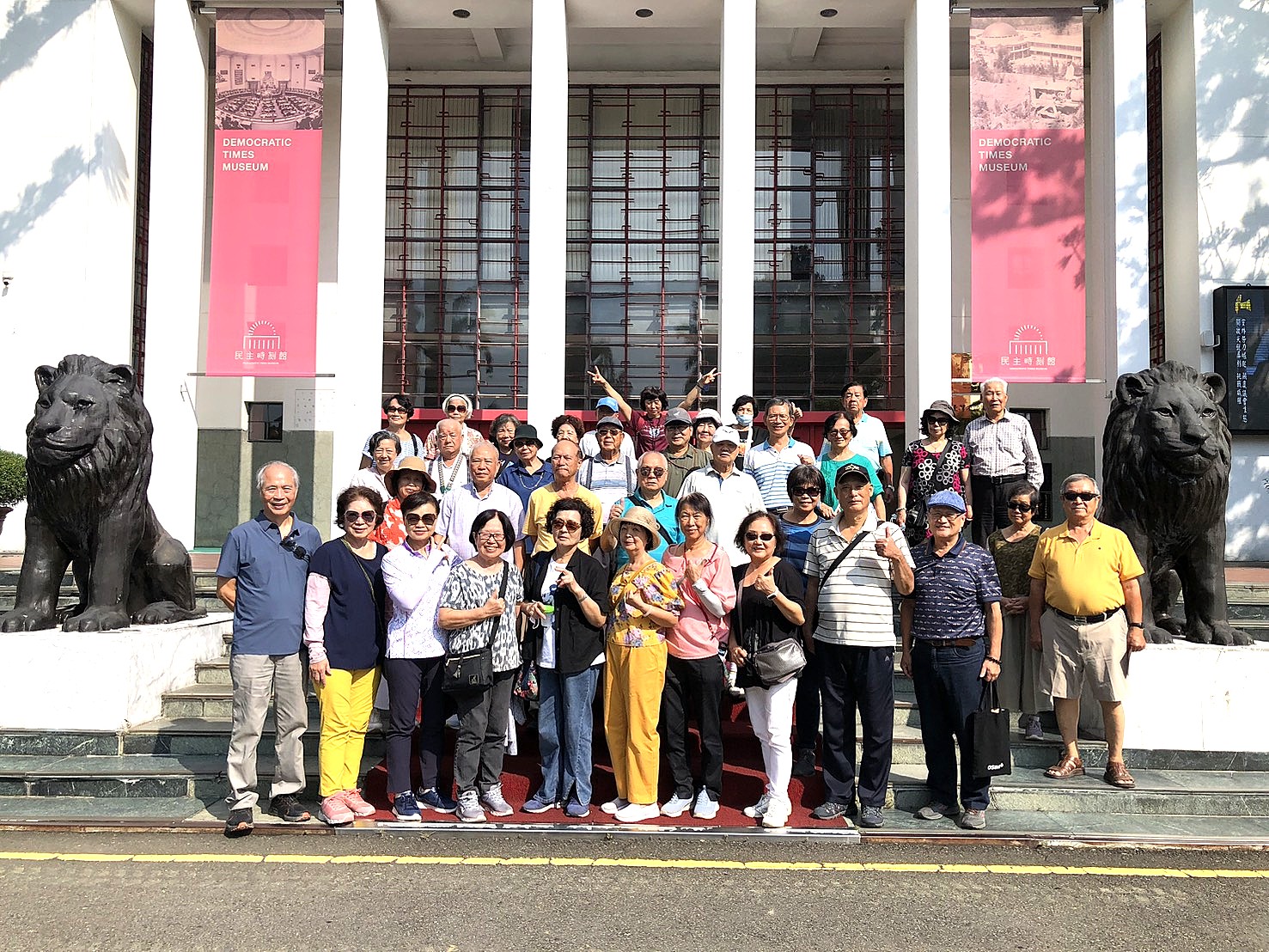 民主時刻館前合照